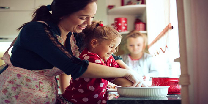 Cuisiner avec votre enfant : les avantages de cette activité